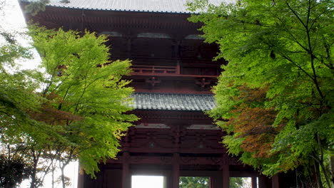 Verzierter-Hölzerner-Daimon-Tor-Eingang-Zum-Japanischen-Tempel-In-Wakayama,-Pull-Reveal