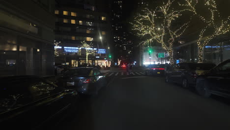Conduciendo-Por-Calles-Iluminadas-Con-Luces-Navideñas,-Noche-En-La-Ciudad-De-Nueva-York