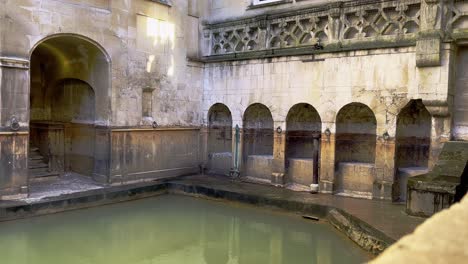 Dampf-Steigt-Aus-Den-Natürlich-Beheizten-Römischen-Quellen-In-Bath,-England