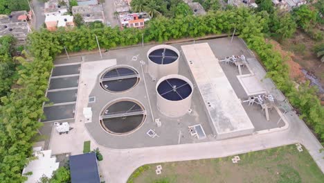 Instalaciones-De-Tratamiento-De-Aguas-Residuales-Con-Tanques-De-Purificación-De-Agua,-Prados-De-San-Luis-En-República-Dominicana