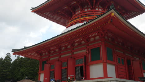 Kunstvolle-Japanische-Holzarchitektur,-Große-Zentrale-Pagode-Kongobu-ji-Danjo-Garan