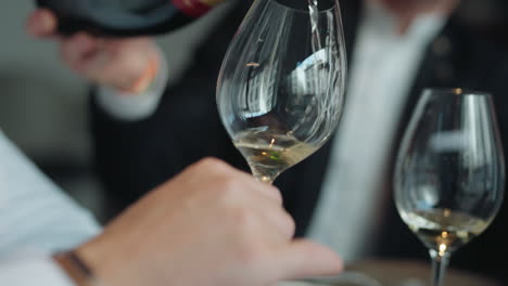 Nahaufnahme-Eines-Mannes,-Der-In-Einem-Französischen-Restaurant-Champagner-In-Ein-Weinglas-Gießt