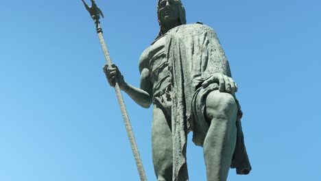 Estatua-De-Tegueste,-Un-Antiguo-Guerrero-Guanche-Nativo-De-Las-Islas-Canarias-Contra-El-Cielo-Azul