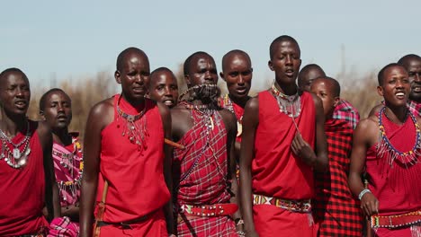 Pueblo-Masai-Realizando-Adumu,-Danza-Tradicional-De-Salto-En-Kenia