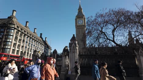 Tägliches-Stadtbild-Von-Menschen,-Die-An-Der-Berühmten-Big-Ben-Clock,-Dem-Wahrzeichen-Von-Westminster,-Vorbeikommen