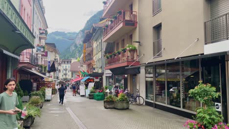 Stadt-Innenstadtmarkt-|-Interlaken,-Schweiz,-Immersiver-Reisetourismus,-Bergtal-Resort-Stadt,-Europa,-Wandern,-Regnerischer-Tag,-4k