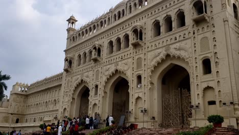 Eingang-Und-Gärten-Der-Asfi-Moschee-In-Lucknow