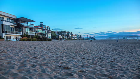 Manhattan-Beach,-Kalifornien,-Sandstrand,-Menschen,-Die-Im-Zeitraffer-In-Den-USA-Spazieren-Gehen