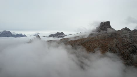 Dolomiten-Italien---Passo-Di-Falzerego---Über-Den-Wolken