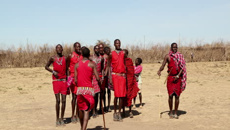 Guerreros-Masai-Realizando-Danza-Tradicional-De-Salto-En-Kenia,-África-Oriental