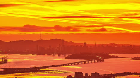 San-Mateo-Hayward-Bridge,-Lebendiger-Sonnenuntergang-Zur-Goldenen-Stunde