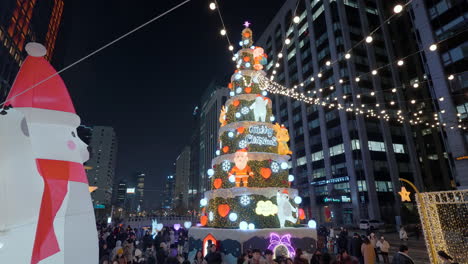 Los-Coreanos-Disfrutan-De-Las-Vacaciones-De-Navidad-En-La-Plaza-Cheonggyecheon-Tomando-Fotografías-Con-Un-Brillante-árbol-De-Navidad-Decorado---Vista-De-ángulo-Alto
