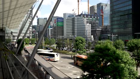 Reges-Japanisches-Stadtleben-Und-Kommerzielle-Wolkenkratzer-Vom-Eingang-Des-Bahnhofs-Yaesu-Aus