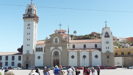 Turistas-Frente-A-La-Iglesia-De-Candelaria,-Candelaria,-Santa-Cruz-De-Tenerife,-Tenerife,-Islas-Canarias,-España