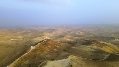 El-Desierto-De-Negev-En-El-Sur-De-Israel,-Montañas-De-Arena-Y-Polvo-En-El-Desierto-Cerca-Del-Mar-Muerto