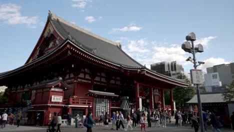 Sensō-ji,-Tokyos-oldest-and-most-famous-Buddhist-temple,-located-in-Asakusa