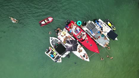 Los-Jóvenes-Se-Reúnen-En-Sus-Costosos-Barcos-Para-Festejar-Y-Celebrar-El-Fin-De-Semana-Largo-Del-Día-De-Australia.