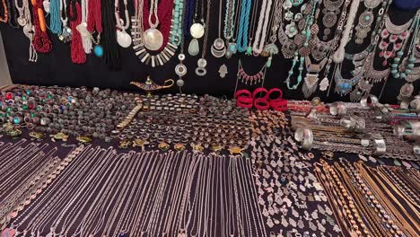 POV-Aufnahme-Eines-Ladens-Mit-Traditionellen-Ringen-Und-Armbändern-In-Sidi-Bou-Said,-Tunesien