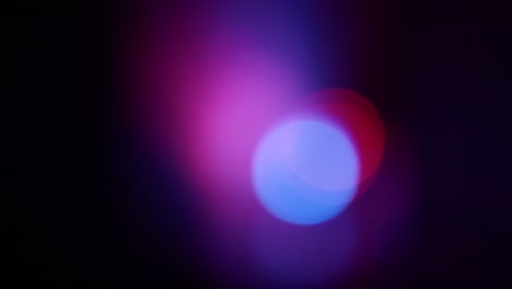 Defokussierte-Rot-blaue-Notlichter-Der-Polizei-Blinken-Im-Dunkeln