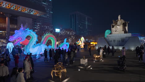 Menschen-Reisen-Während-Des-Laternenfestes-In-Der-Nacht-Auf-Dem-Gwanghwamun-Platz-An-Der-Statue-Von-König-Sejong-Dem-Großen-Vorbei