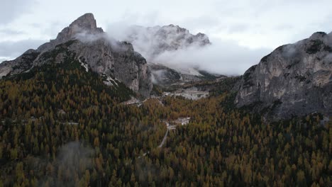 Dolomiten-Italien---Passo-Di-Falzerego---Bewölktes-Wetter