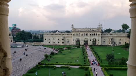 Dieses-Video-Zeigt-Die-Wunderschöne-Asfi-Moschee-In-Lucknow,-Indien.-Das-Bild-Zeigt-Den-Bau-Der-Moschee-Bei-Tageslicht-Und-Blauem-Himmel