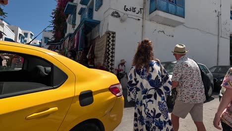 Caminando-Por-La-Calle-Sidi-Bou-Said-Con-Un-Grupo-De-Turistas-En-Túnez