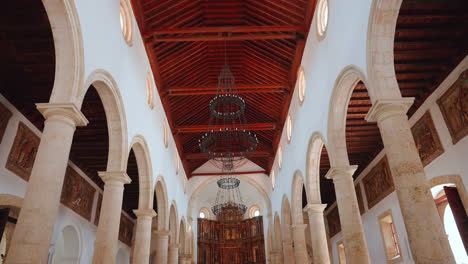 Inside-the-cathedral-Basilica-of-Saint-Catherine-of-Alexandria-in-Cartagena,-Colombia