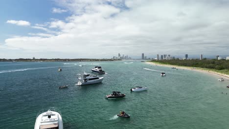 Bootsfahrer-Finden-Einen-Sicheren-Hafen-Auf-Der-Wave-Break-Island,-Um-Den-Australia-Day-Auf-Dem-Wasser-Zu-Feiern