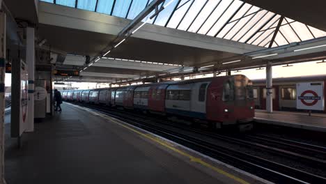 Los-Trenes-De-Las-Líneas-Jubilee-Y-Metropolitana-Llegan-A-La-Estación-De-Finchley-Road-En-Dirección-Sur