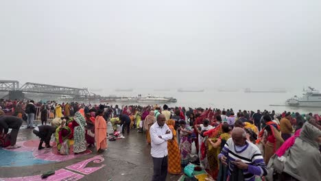 Hindus-bathing-in-Babu-ghat,-Kolkata-for-the-celebration-of-Sankranti-festival-on-a-foggy-day-in-India