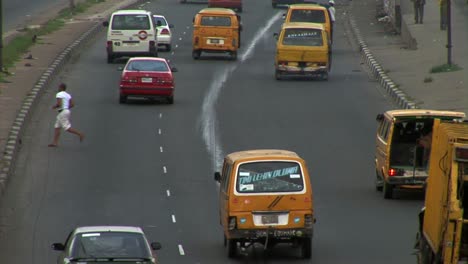 Mann-überquert-Die-Autobahn-In-Lagos,-Nigeria