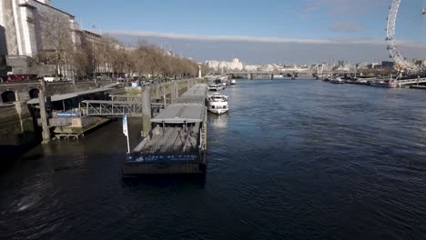 Westminster-Pier-Schwimmdock-Für-Bootspassagiere-Auf-Der-Themse