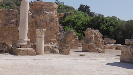 Toma-Panorámica-De-Las-Ruinas-Del-Antiguo-Lugar-Del-Imperio-Romano-Cartago-En-Túnez.