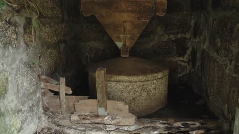 Antiker-Mühlstein-In-Rustikaler-Wassermühle,-Gerês-Portugal
