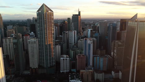 Luftaufnahme-Mit-Neigung-Zum-Sonnendurchfluteten-Makati-Central-Business-District-Der-Metro-Manila