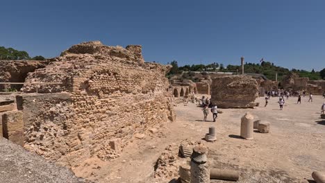 Un-Grupo-De-Turistas-Está-Explorando-El-Lugar-Histórico-Cartago-En-Túnez