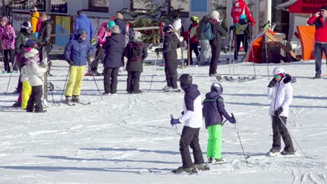Esquiadores-Y-No-Esquiadores-Al-Pie-De-Una-Pista