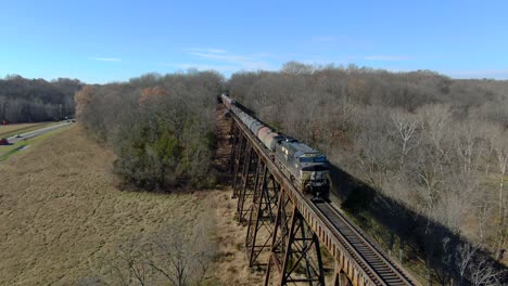 Luftaufnahme-Einer-Norfolk-Southern-Lokomotive-Am-Ende-Eines-Gemischten-Güterzuges,-Der-An-Einem-Sonnigen-Wintertag-Den-Pope-Lick-Trestle-In-Louisville,-Kentucky,-überquert