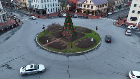Tráfico-En-La-Rotonda-De-La-Ciudad-Americana-Con-árbol-De-Navidad-Decorado-En-El-Centro