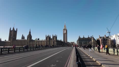 Daily-commute-scene-over-Westminster-Bridge-to-Big-Ben-and-Houses-of-Parliament