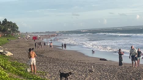 Gente-Caminando-En-Una-Playa-Ventosa-En-El-Océano