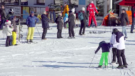 Skifahrer-Und-Nicht-Skifahrer-Am-Fuße-Einer-Piste