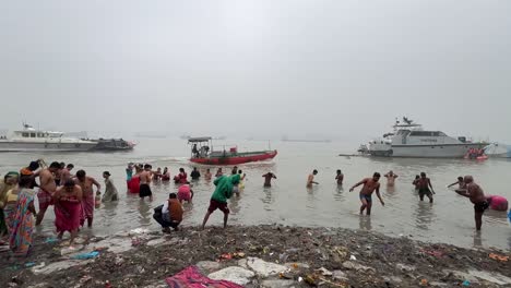 Cinematic-shot-of-Hindus-bathing-at-Ganges-river-in-Babu-Ghat,-Kolkata-for-the-celebration-of-Sankranti-festival