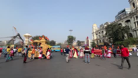 Toma-De-Gran-Angular-De-Una-Protesta-Para-Revelar-El-Motivo-De-La-Muerte-De-Netaji-Subhash-Chandra-Bose-En-Kolkata,-India,-Durante-Un-Día-Soleado.