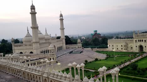 Este-Video-Muestra-La-Hermosa-Mezquita-Asfi-En-Lucknow,-India.-La-Foto-Muestra-La-Construcción-De-La-Mezquita-A-La-Luz-Del-Día-Con-Un-Cielo-Azul.