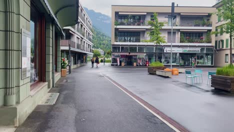 Bewegung-Durch-Einen-Weiten-Stadtplatz-|-Interlaken,-Schweiz,-Immersiver-Reisetourismus,-Bergtal-Resort-Stadt,-Europa,-Wandern,-Regnerischer-Tag,-4k