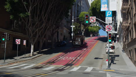 Seilbahn-Mit-Passagieren,-Die-Auf-Der-Powell-Street-In-Nob-Hill,-San-Francisco,-USA,-Hinunterfahren