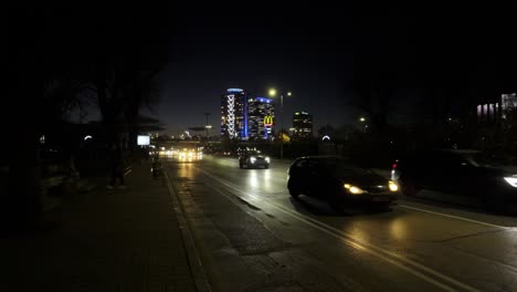 Tráfico-De-Vehículos-En-&#39;evlogi-Y-Hristo-Georgievi-Boulevard&#39;-Por-La-Noche-Y-Gente-Caminando-Por-La-Acera