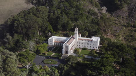 4K-cinematic-drone-shot-of-the-Carmelite-Monastery-in-Carmel-California-on-a-sunny-winters-day